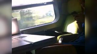 Девушка переодевается в поезде
