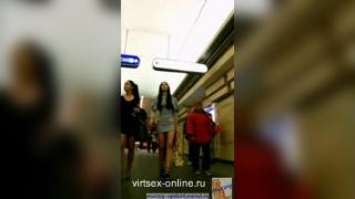 Заглядываем девушкам под юбки в метро!! (87)