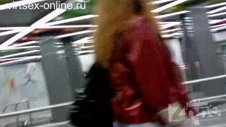Заглядываем девушкам под юбки в метро!!! (102)