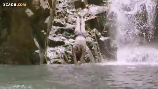 Лера Кудрявцева купается возле водопада