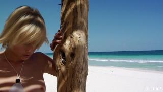 Deni - Блондинка на пляже
