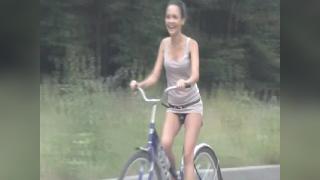 Девушка (18 лет) на велосипеде