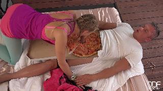 Kiki Cyrus и пицца
